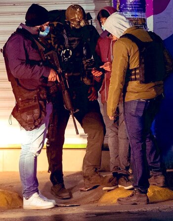 Un grupo de hombres armados