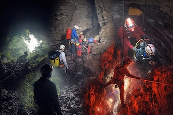 Personas con equipos de espeleología, cascos, linternas frontales, mochilas, arneses y cuerdas; roca, formaciones de cuevas, agua y vegetación en la entrada.