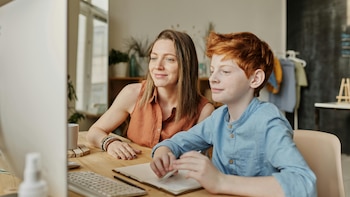 Una madre ayudando a su