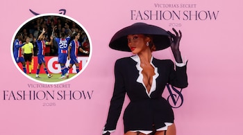 Una mujer con sombrero y chaqueta negra posa ante un fondo rosa, con un círculo en la izquierda con futbolistas con uniforme azul.