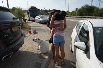 Un soldado israelí abraza a su novia antes de alistarse para el servicio de reserva en una base militar cerca de la ciudad de Ashkelon, en el sur de Israel, el 11 de octubre de 2023. DEBE CRÉDITO: Foto para The Washington Post de Baz Ratner.