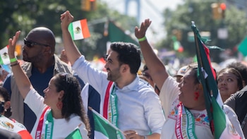 Alcalde de Nueva York hace historia: marcha por primera vez en el desfile de la Independencia de México