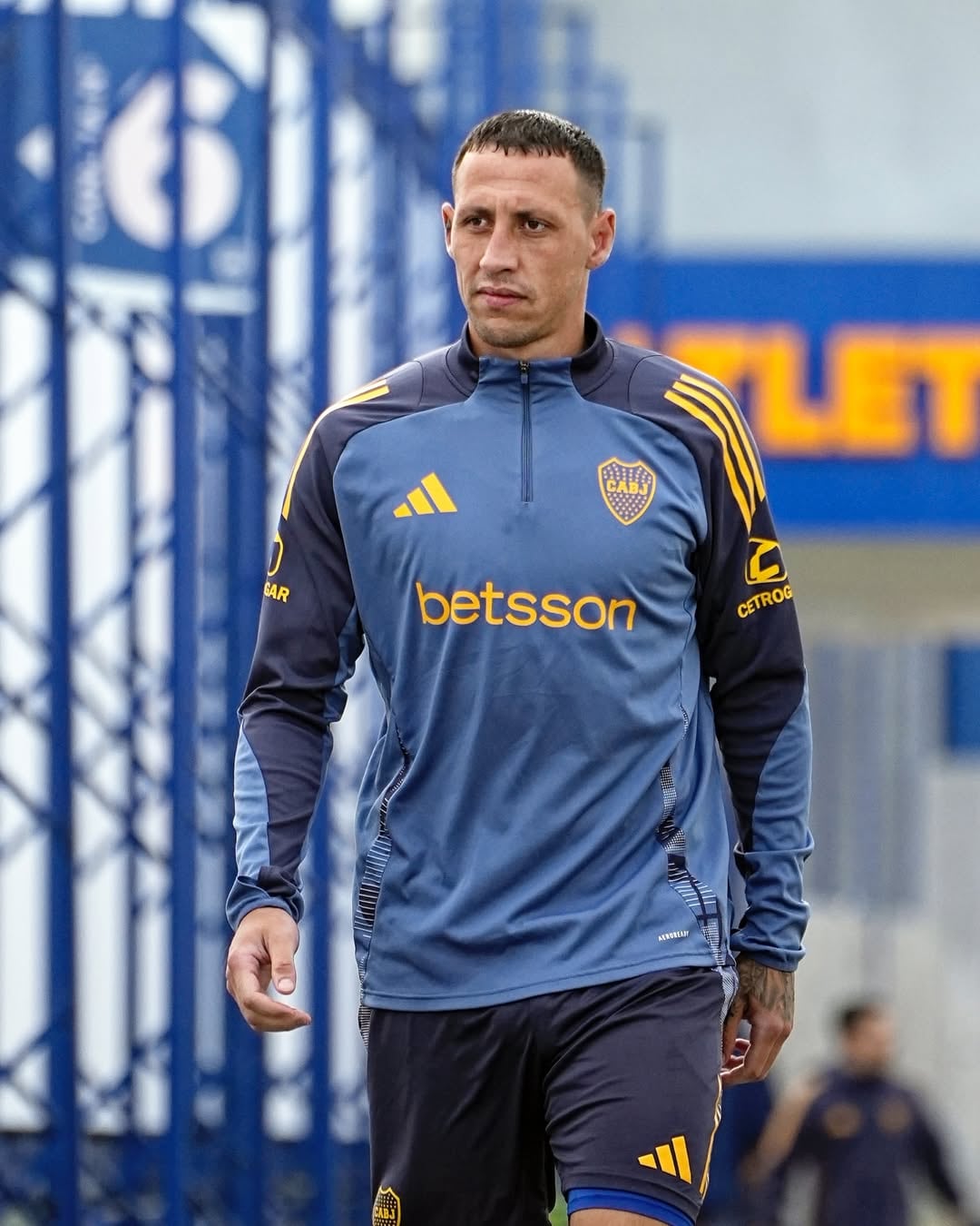 El defensor de 35 años se retiró profesionalmente