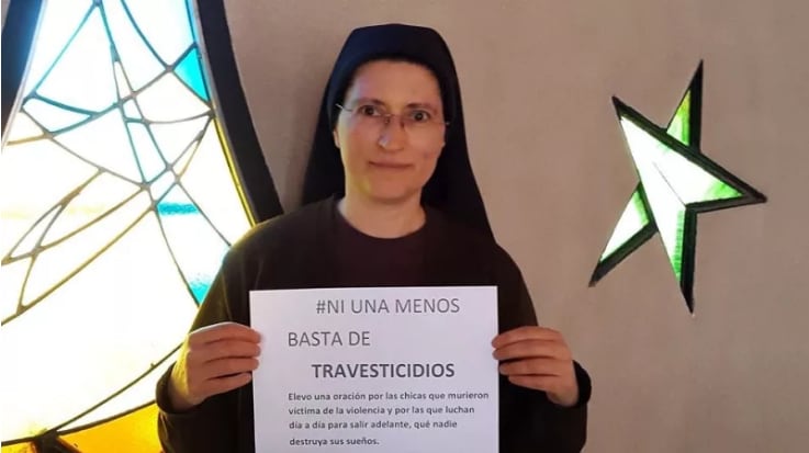 Mónica Astorga con un cartel del Ni una menos