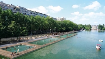 La piscina al aire libre más grande de París: una iniciativa de 100 metros al lado de la Plaza de la República y a 20 minutos de la Torre Eiffel