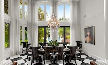 La propiedad incluye una lujosa