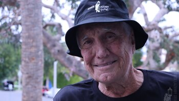 George Lazenby se retira (Extraído