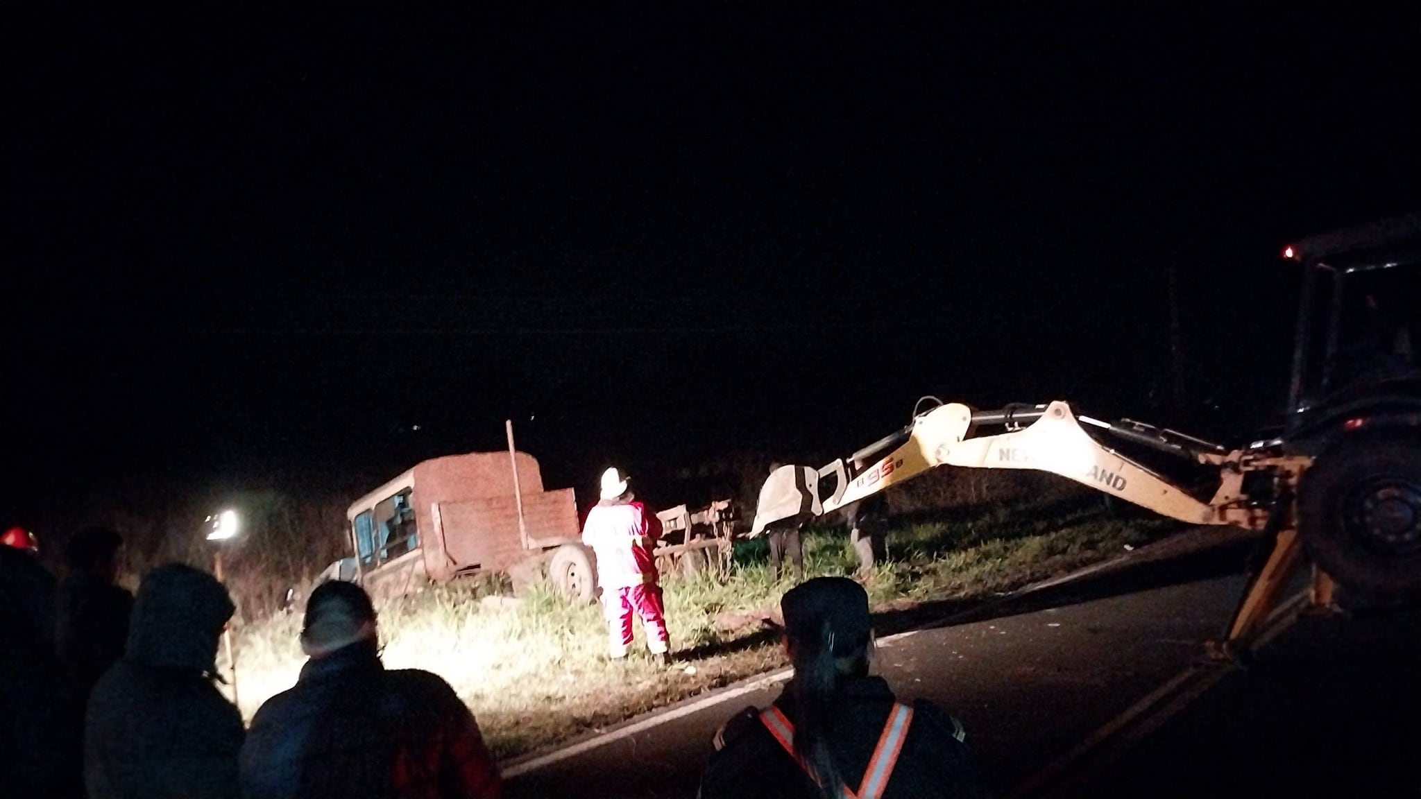 Los equipos de rescate y maquinaria pesada trabajaron durante la noche en el lugar del accidente (Facebook / Gentileza Diego Pared)