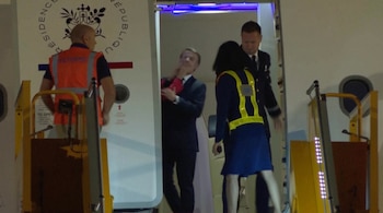 El episodio de Hanoi, captado por cámaras, expone la tensión en el matrimonio presidencial de Emmanuel y Brigitte Macron. (AP/ARCHIVO)
