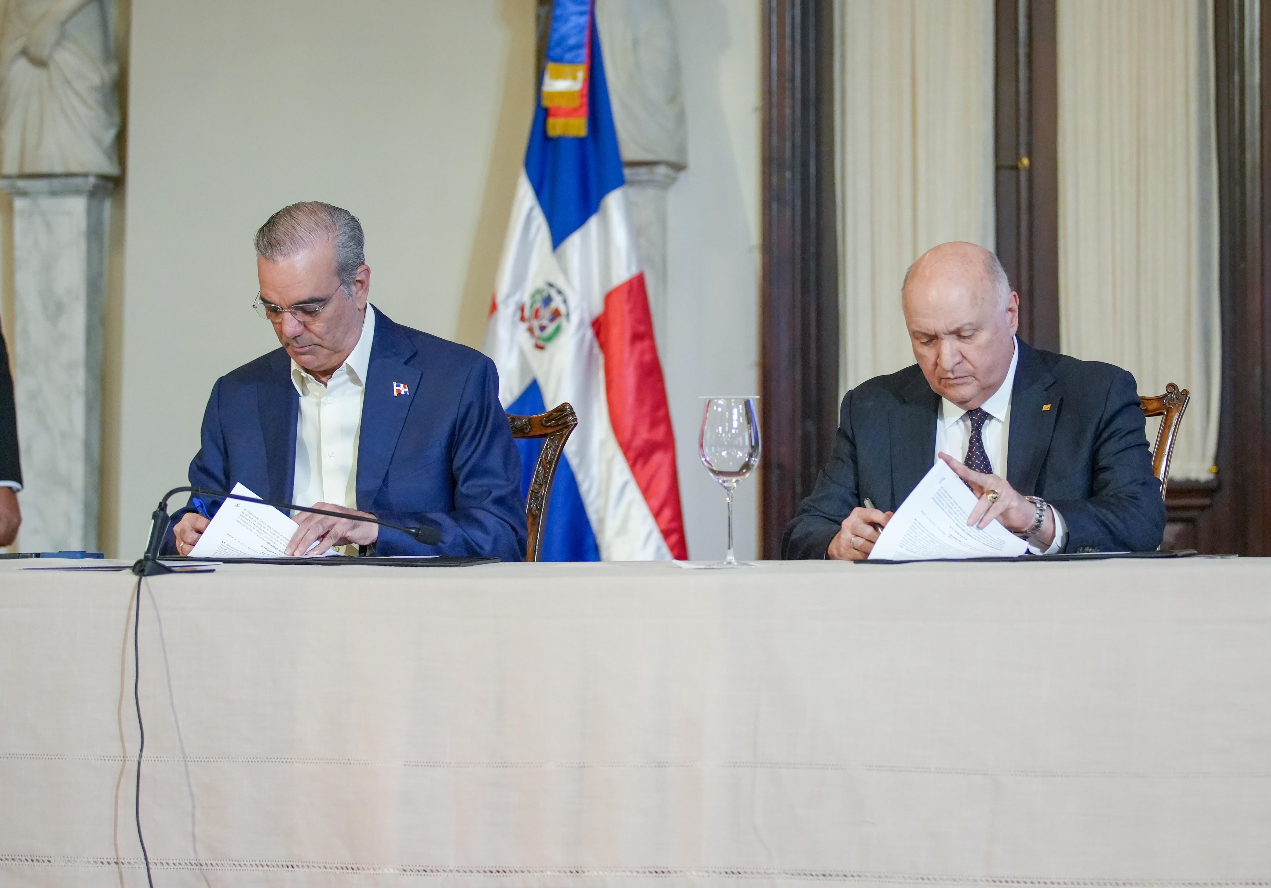 El acuerdo firmado busca fortalecer la transparencia institucional mediante acciones conjuntas de revisión normativa y estudios jurídicos especializados. (Foto: Presidencia de la República Dominicana)