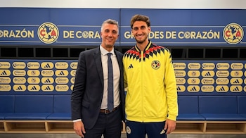 El uruguayo aseguró estar listo para jugar, aunque el cuerpo técnico mantiene cautela con su incorporación para evitar acelerar su proceso de adaptación. (Ilustración: Infobae México)