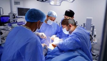 La intervención busca avanzar de manera simultánea en el tratamiento oncológico y en la recuperación emocional de la paciente. (CSS)