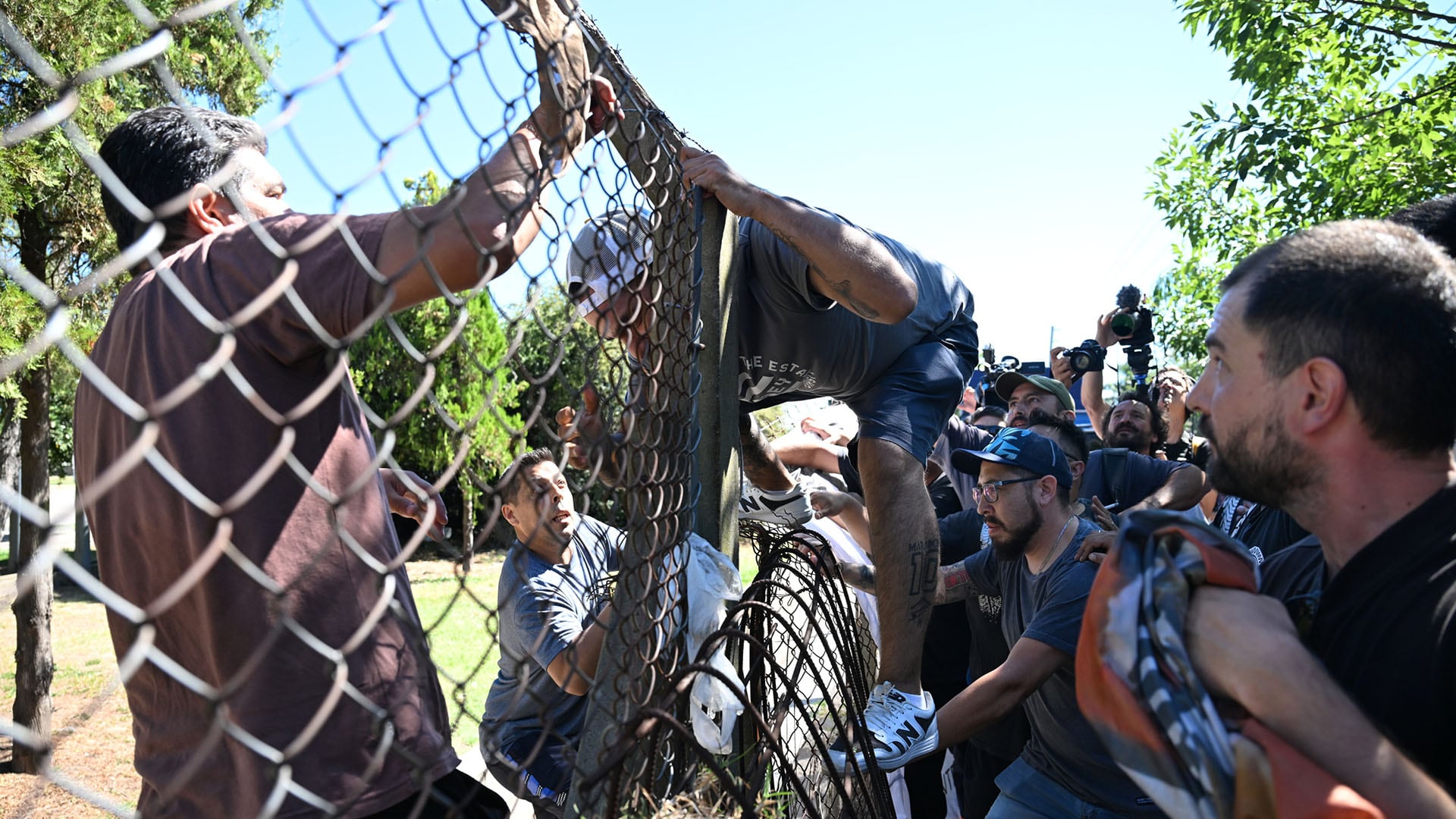 Los trabajadores ingresan a la planta en San Fernando (Maximiliano Luna)