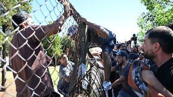 Los trabajadores ingresan a la