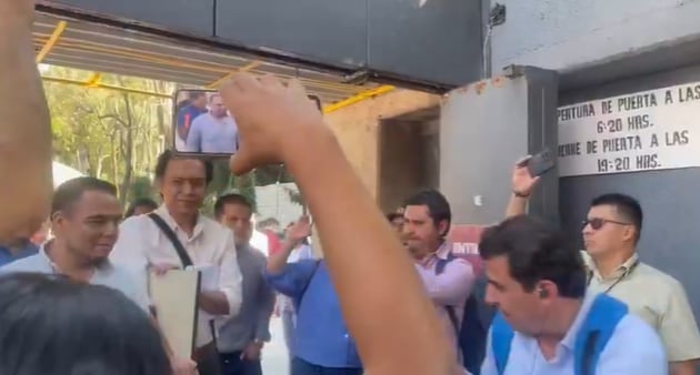 La disputa por los libros de texto gratuitos provoca choque en la SEP.