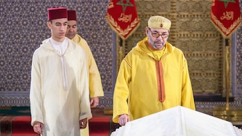 Así fue la coronación del rey Mohamed VI de Marruecos hace 27 años: cuatro horas después de la muerte de su padre y con besos en el hombro como juramento