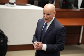 El fiscal Mike Satz durante