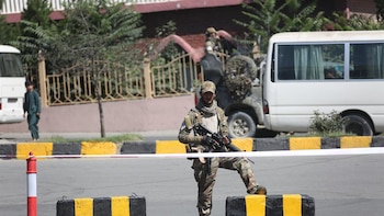 Afganistán ataca posiciones militares de