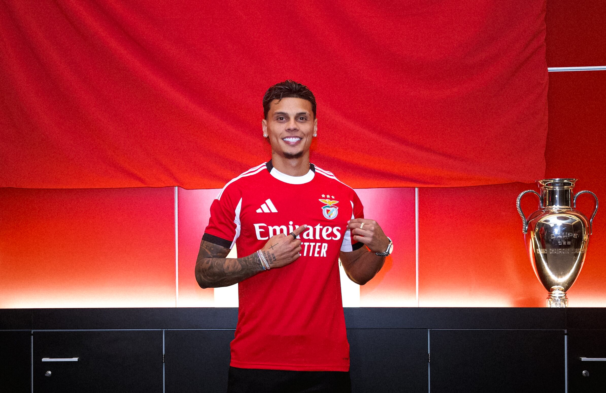 Richard Ríos se puso la camiseta del Benfica, su nuevo equipo tras la salida del Palmeiras - crédito Benfica