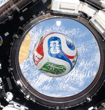 La pelota Trionda fue sometida a pruebas en la Estación Espacial Internacional para garantizar el equilibrio perfecto y evitar trayectorias irregulares en el juego (NASA)