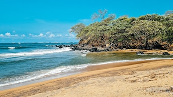 Las playas de arena dorada y roca volcánica de El Salvador