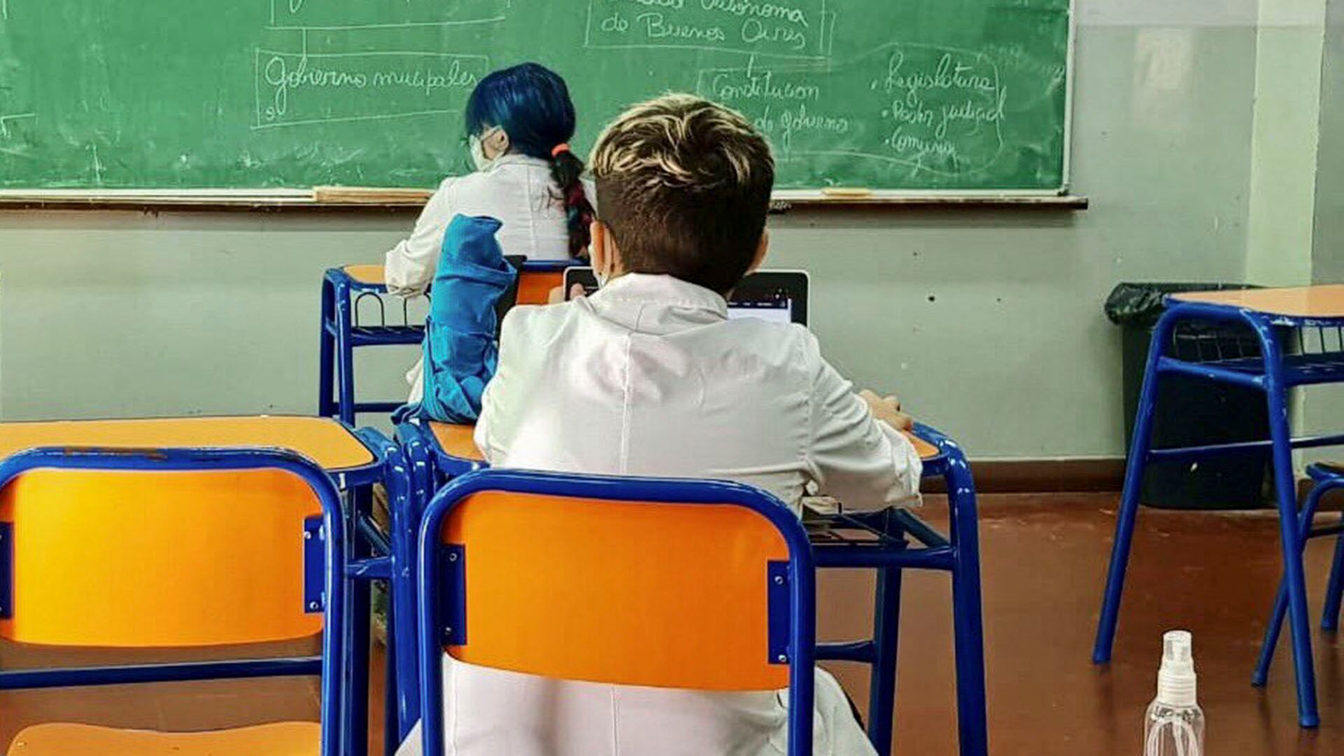 En sectores vulnerables, siete de cada diez jóvenes no finalizan la escuela secundaria (Foto NA)