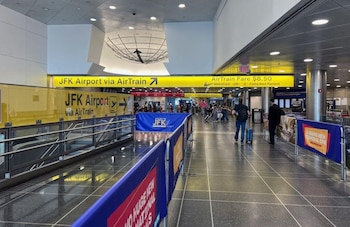 La Port Authority recomienda utilizar AirTrain y transporte público para evitar demoras por las obras.