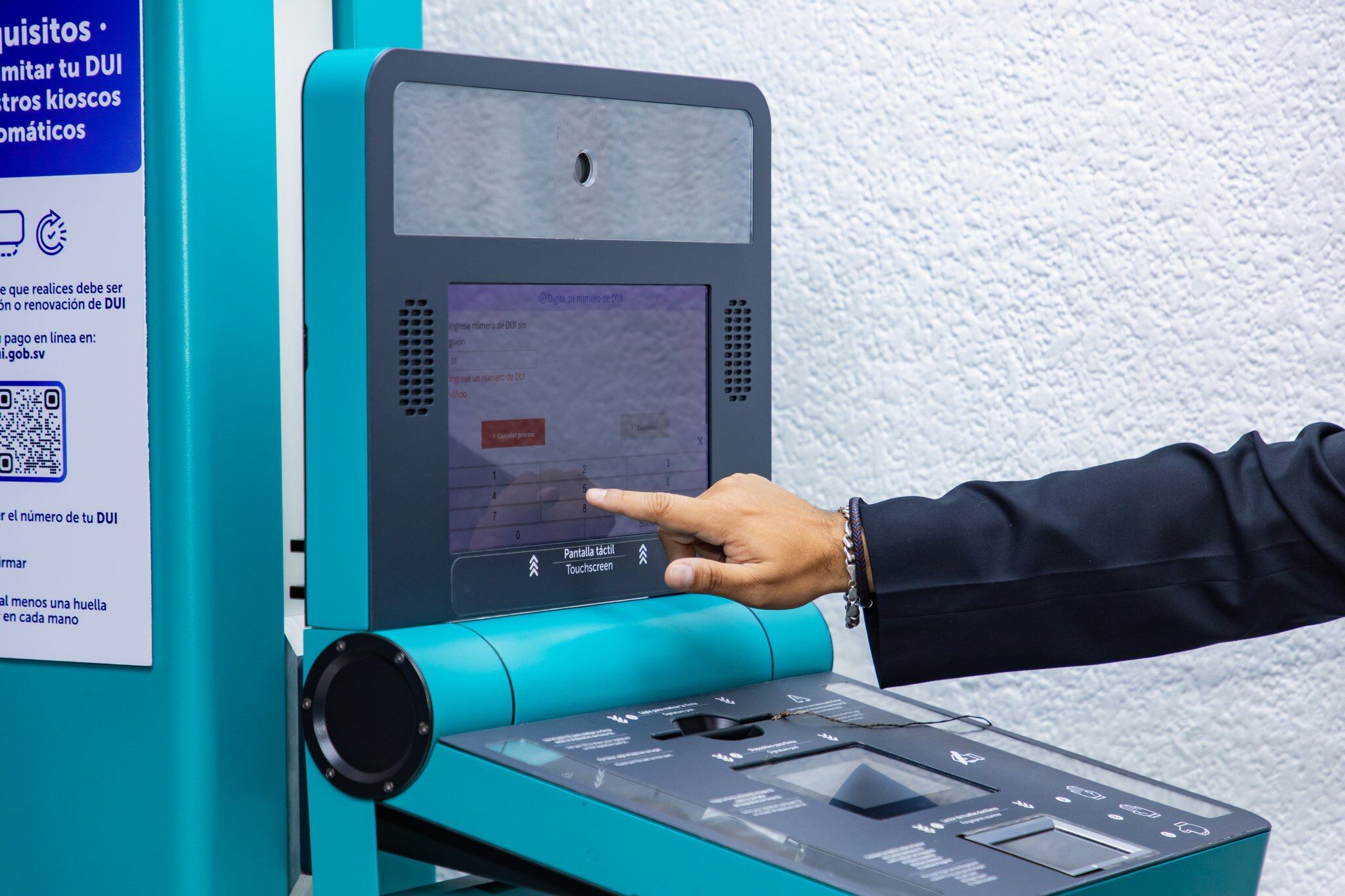 El preenrolamiento también está disponible para jóvenes salvadoreños en el exterior, con opción de acudir a 25 DUICentro internacionales, donde se cuenta con todo la tecnología necesaria para la emisión de DUI./(Redes del RNPN)