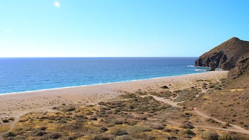 Una mujer muere tras ser rescatada del mar en estado crítico de la playa de los Muertos (Almería): no podía salir del agua por las fuertes corrientes