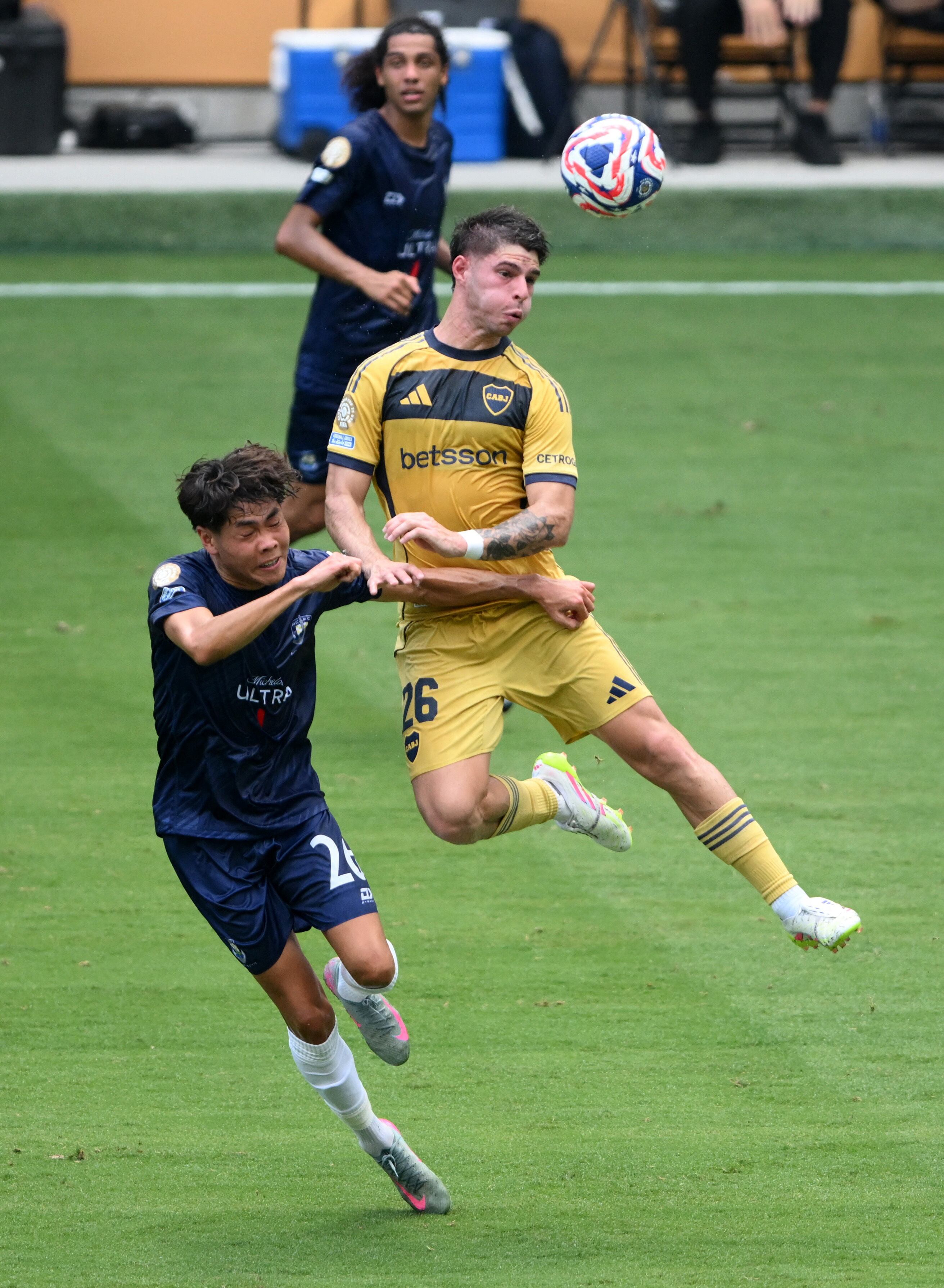 Espectacular despeje de cabeza de Marco Pellegrino