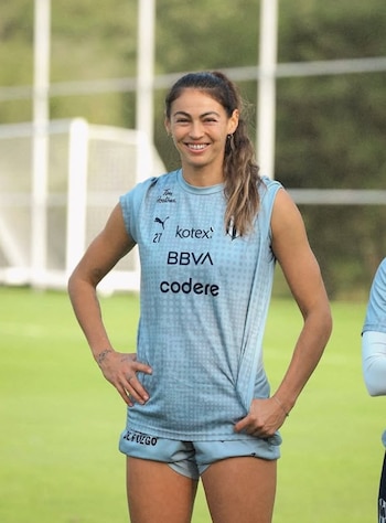 La atacante analiza su continuidad en el futbol profesional y su eventual salida dejaría un enorme vacío en el ataque albiazul. (Instagram / @cburkyy)