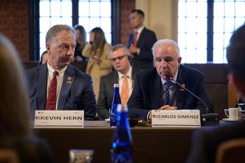 Seis representantes republicanos y tres