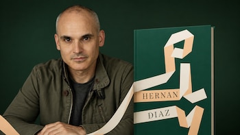 The Times pondera la nueva novela de Hernán Díaz y lo compara con Dickens, aunque señala que llega tarde a sus mejores ideas