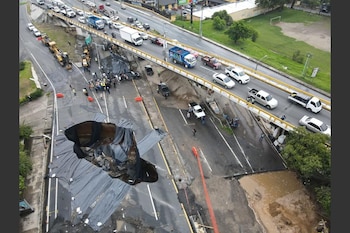 El puente Enrique Tejada Wyld absorbió más de 150 mil vehículos diarios y las autoridades, junto con Conred, restringieron de forma temporal el paso del transporte pesado para proteger la estructura.