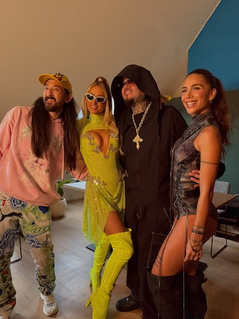 Greeicy impulsó la promoción de YAPAQUE con su actuación en Tomorrowland junto a Steve Aoki y Farruko. Tras bambalinas, la caleña coincidió con Paris Hilton - crédito cortesía Greeicy