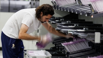 El Departamento de Justicia advirtió sobre posibles cargos contra funcionarios de California que contabilicen votos de no ciudadanos