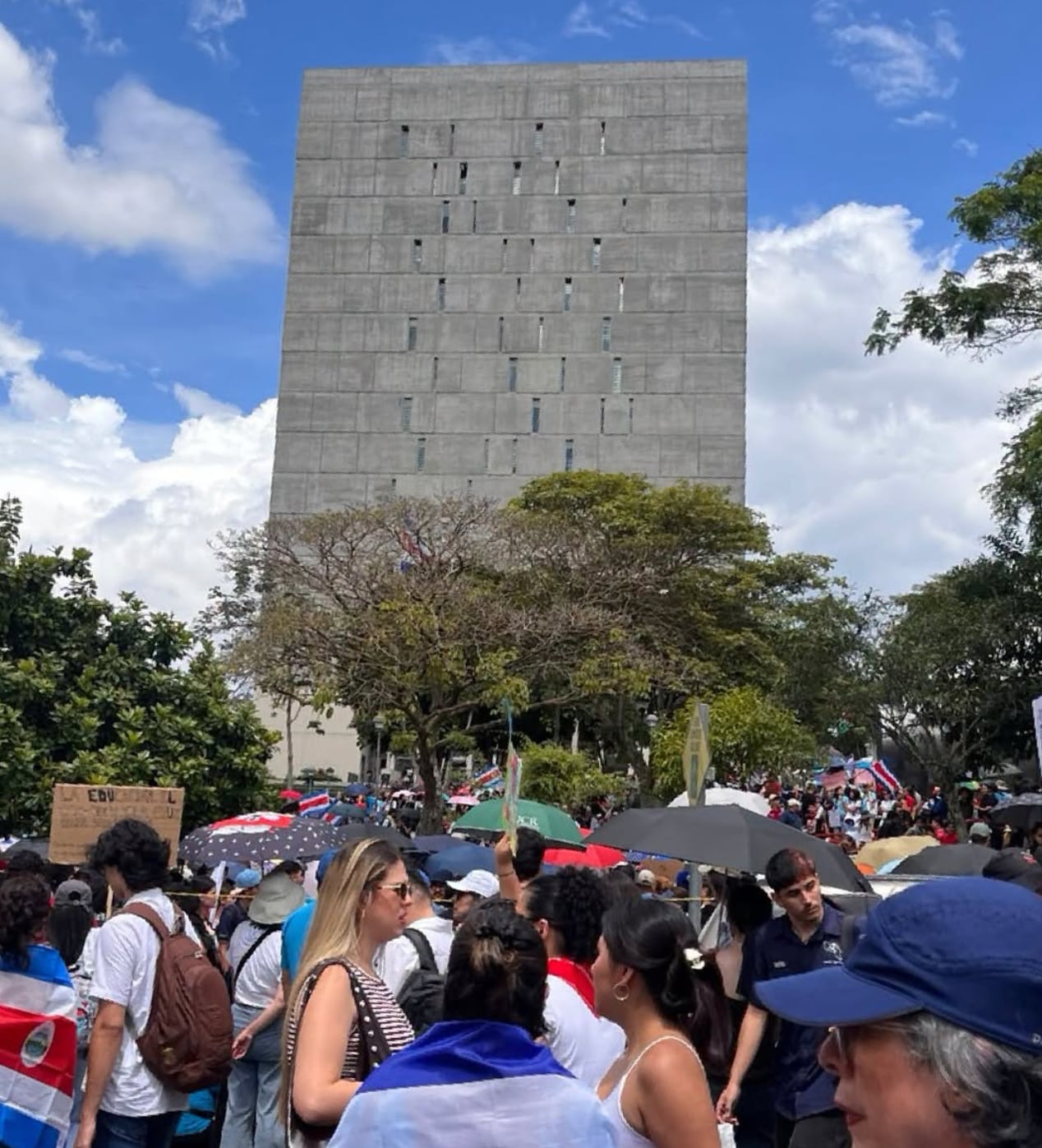 La concentración llegó hasta las afueras de la Asamblea Legislativa. Crédito: CRHOY