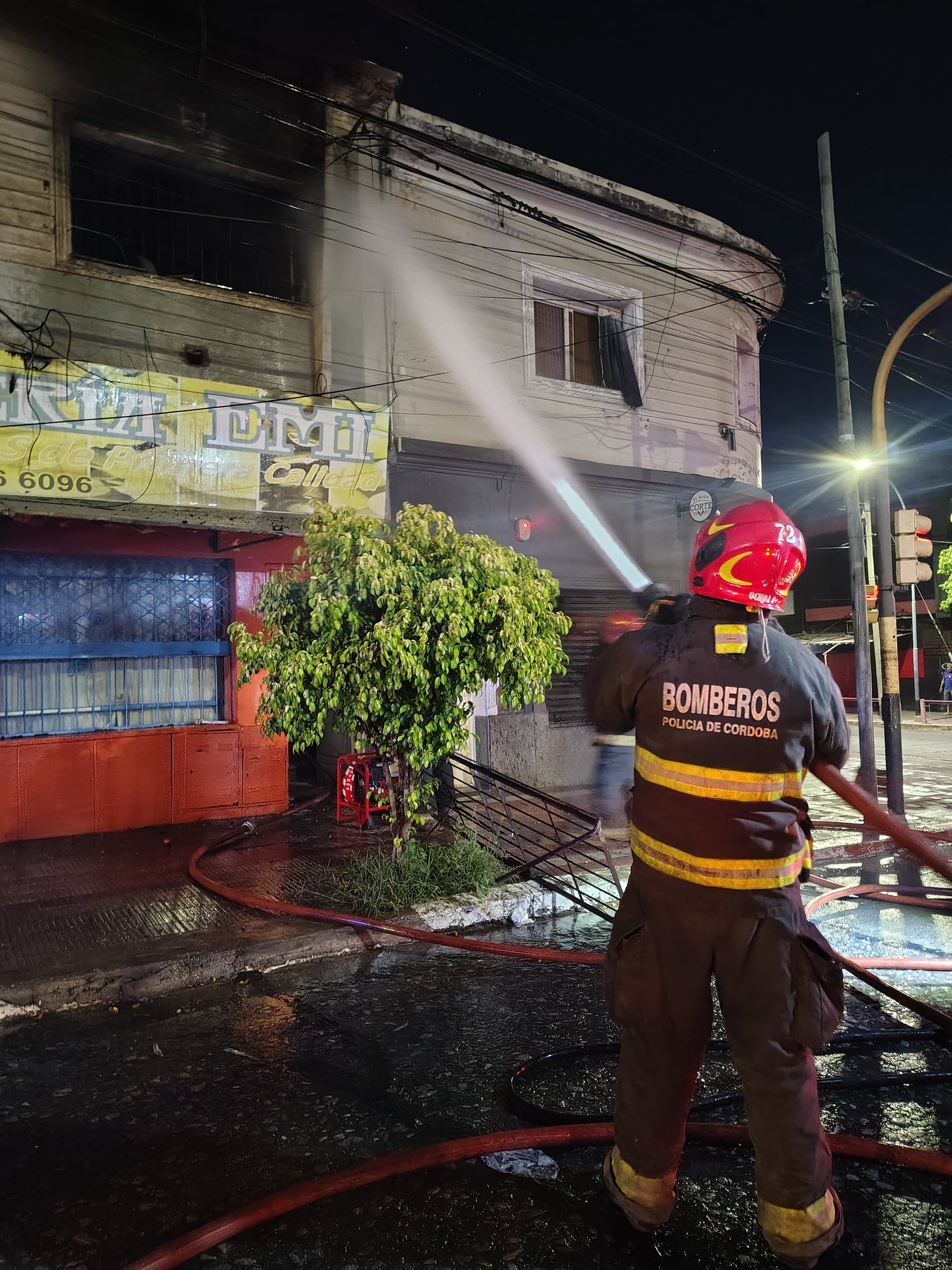 Las autoridades investigan el origen del incendio en Córdoba y evalúan los daños ocasionados en la propiedad siniestrada (Policía de Córdoba)