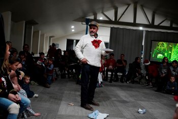 Adrian LeBarón cuenta chistes durante la fiesta de Navidad en LeBarón, México. (Foto: REUTERS/Alexandre Meneghini)