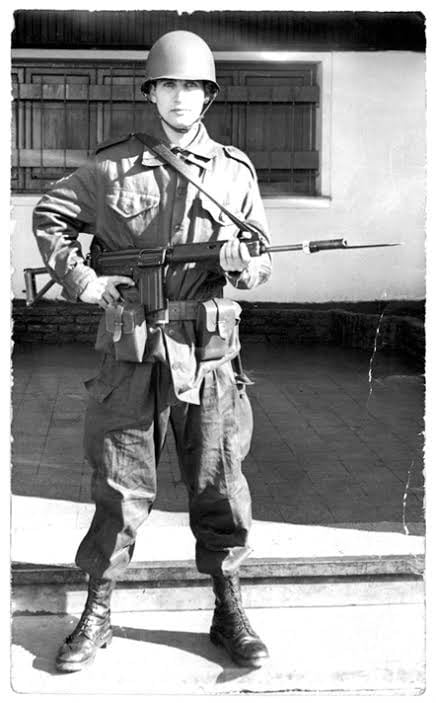 El soldado conscripto Marcelo Lapajufker antes de ser embarcado a las Malvinas. Llegó tres días antes de cumplir 19 años