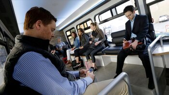 Monitorear el tiempo en pantalla puede ser un buen inicio para disminuir las horas gastadas en el smartphone. (Foto: Jeff Chiu/AP)