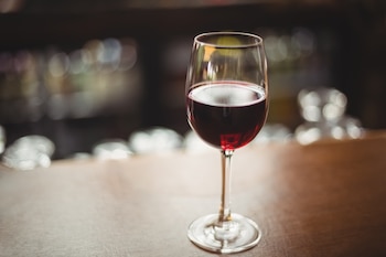 Vino en una copa de cristal