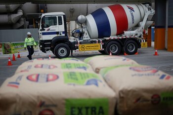 Imagen de archivo. Un trabajador camina junto a un camión mezclador de cemento en una planta de concreto de la cementera mexicana Cemex en Monterrey, México. 25 de enero de 2020. REUTERS / Daniel Becerril