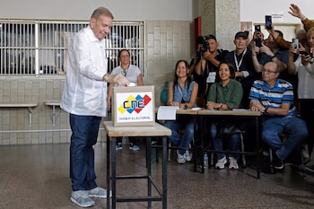 Edmundo González Urrutia vota en