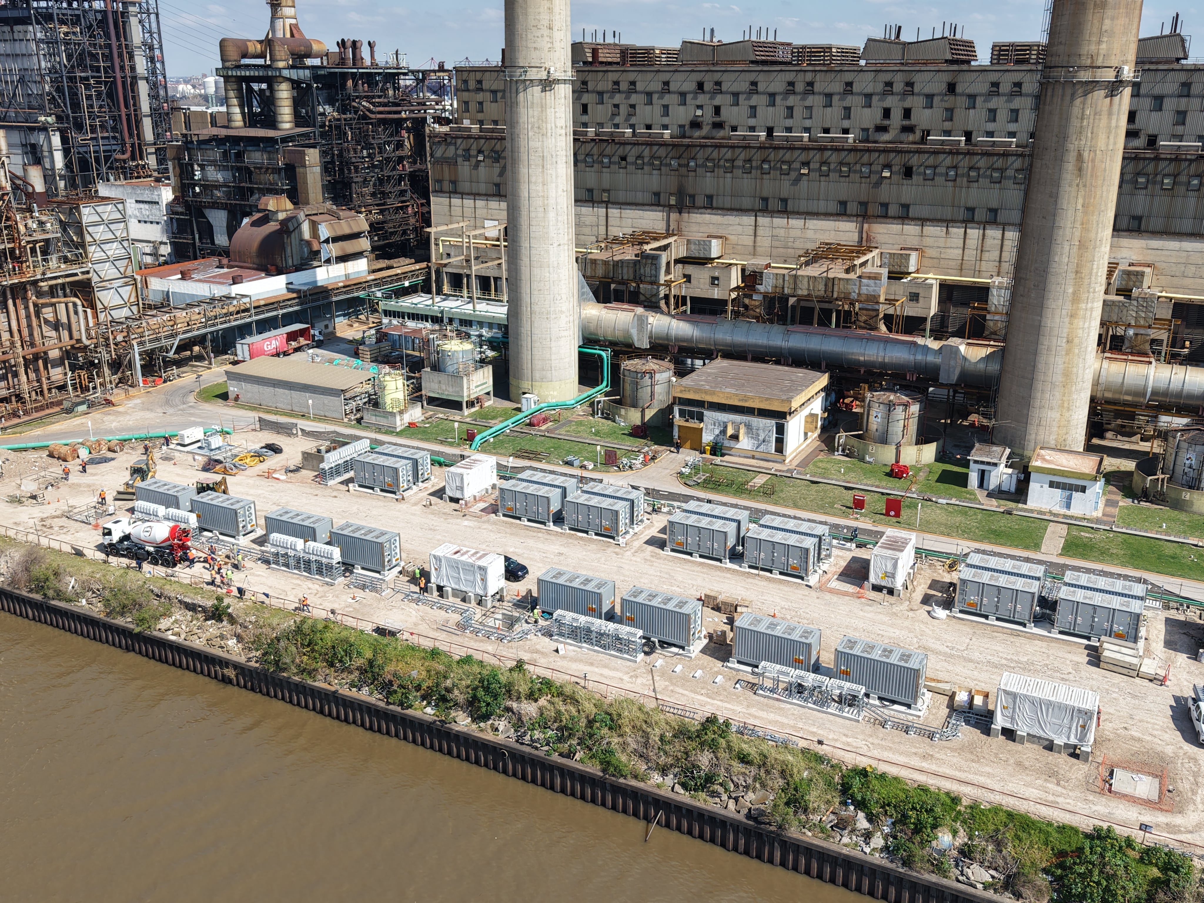 Vista aérea de la instalación de Central Puerto sobre el Río de la Plata, con un avance de obra del 70% (Foto: Central Puerto)