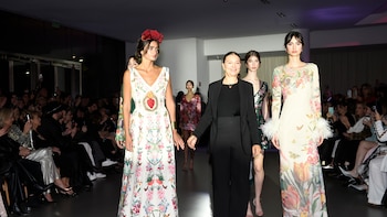 La alta costura argentina se fusiona con el universo de Frida Kahlo: sastrería, vestidos y corsés que evocan su legado
