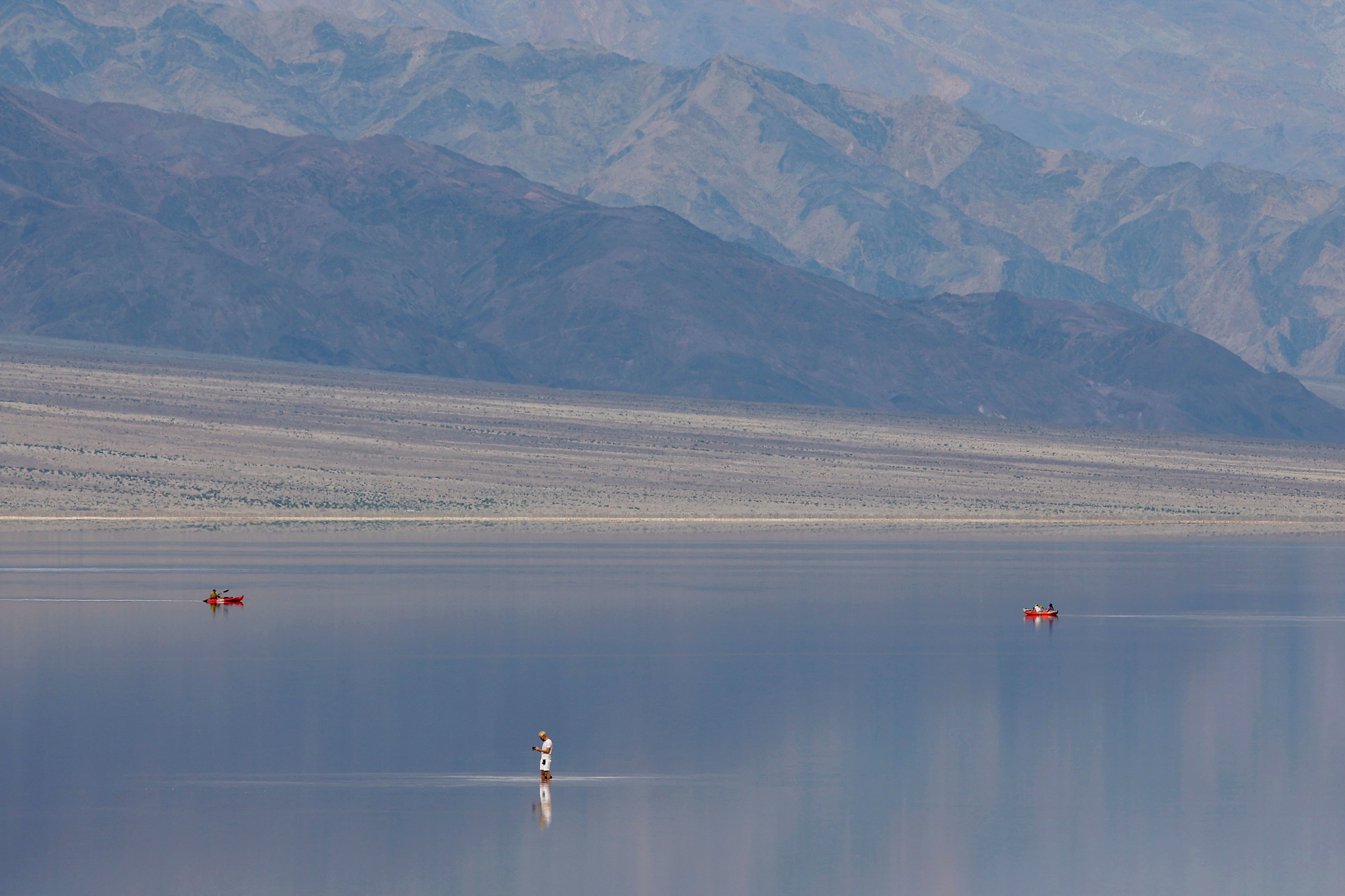 El resurgimiento del lago Manly ofrece a los visitantes la oportunidad única de observar reflejos de montañas y paisajes desérticos. (REUTERS/Ronda Churchill)