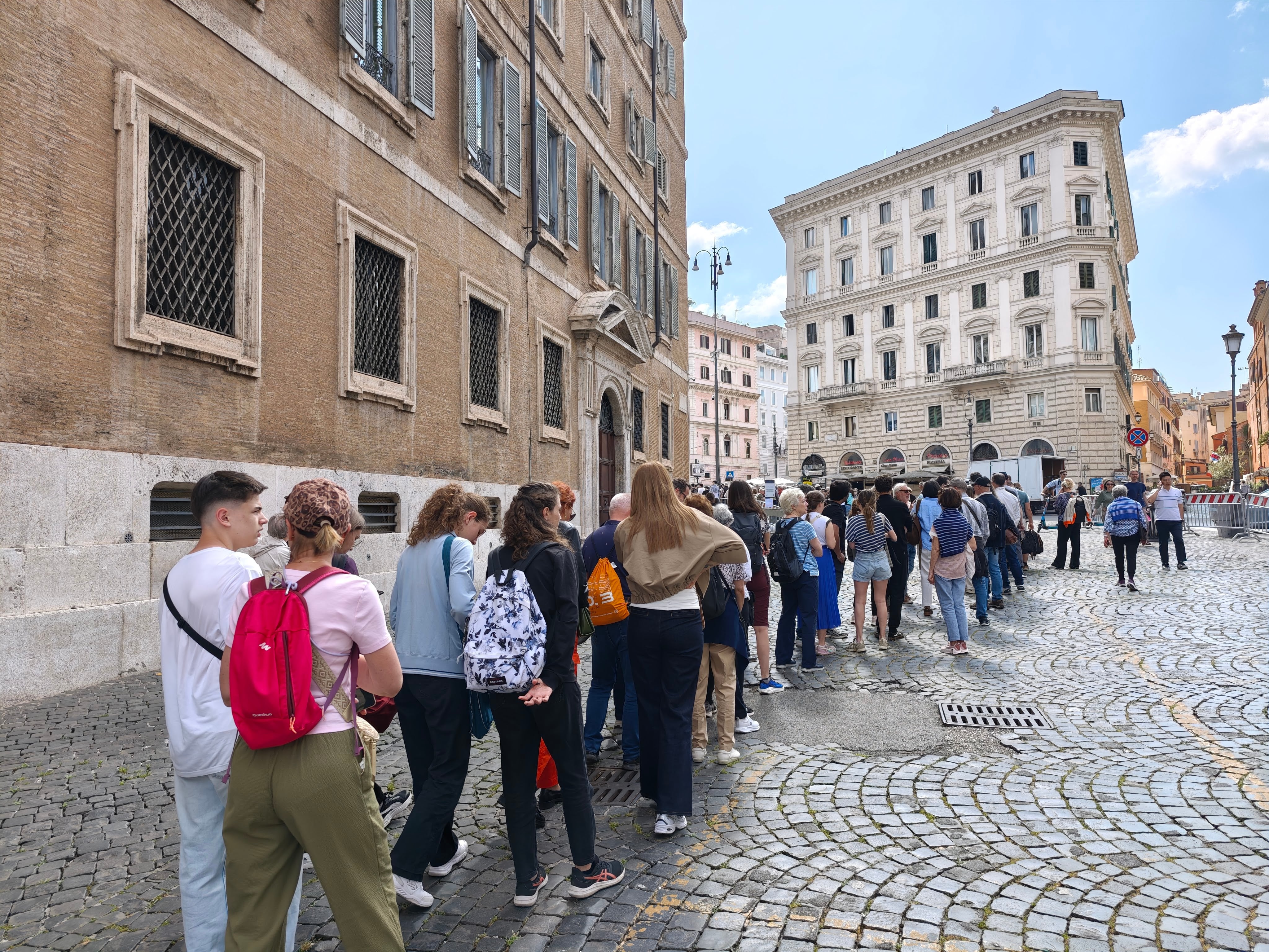 Largas colas se formaban hoy para acceder a la Basílica Santa María Maggiore, por el primer aniversario de la muerte del papa Francisco (Foto: Bruno Matta)