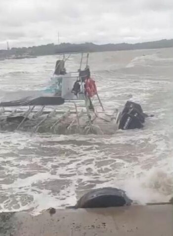 Embarcación turística se hundió en