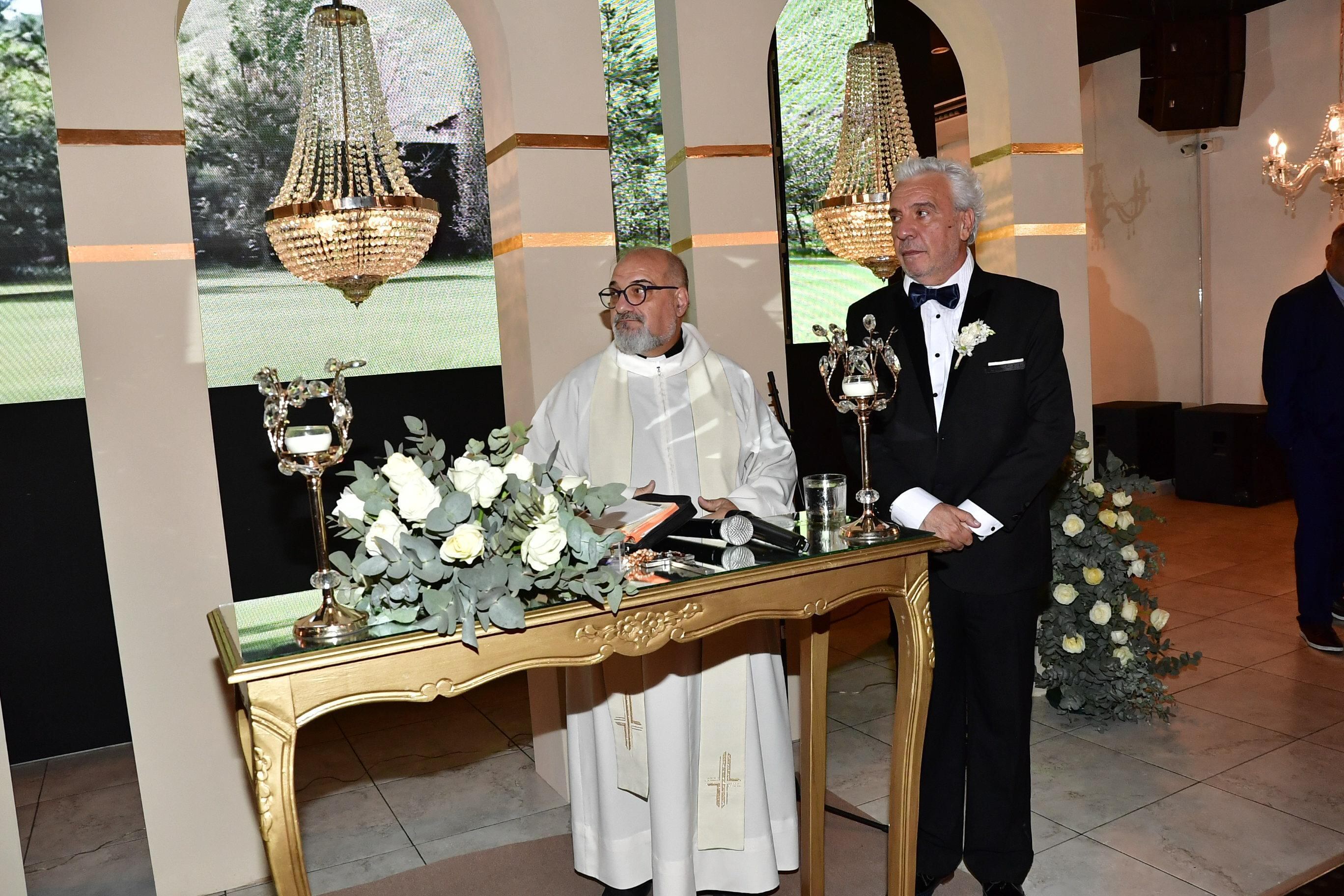 El padre César Rockero ofició la ceremonia, que se destacó por su ambiente íntimo y la participación de los hijos de ambos novios